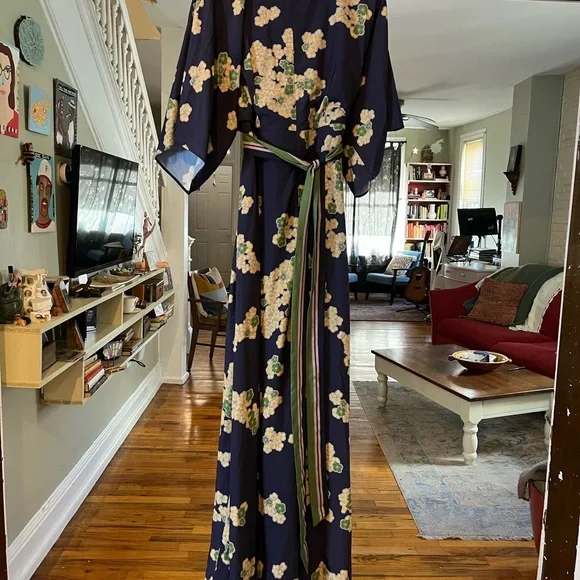 Elegant Floral Kimono-Style Dress in Navy - Picture 10 of 12